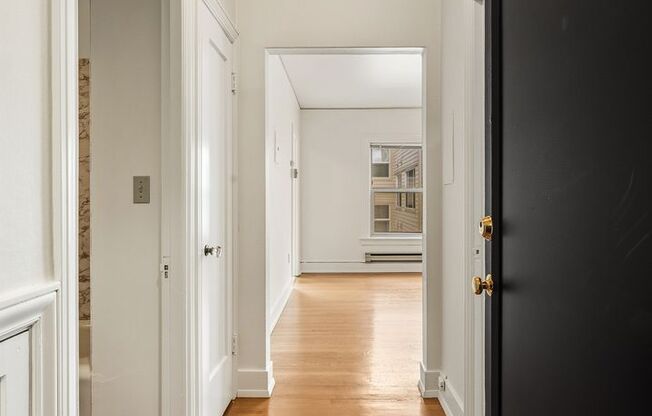 Studio, 1 bath, 425 sqft, $1,595, Unit 420