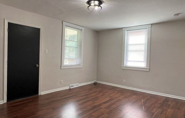 2 beds, 1 bath, $1,100, Unit 548 Valley Rd Apt B