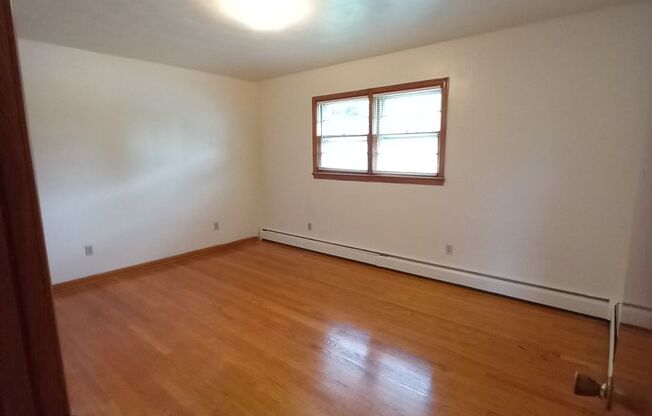 2 beds, 1 bath, 903 sqft, $1,250, Unit B-2