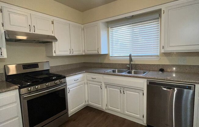 2 beds, 1 bath, 850 sqft, $1,400, Unit 549D