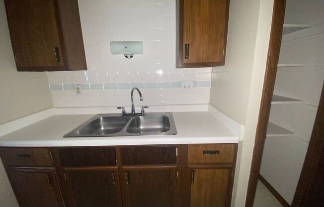 1 bed, 1 bath, $995, Unit 9