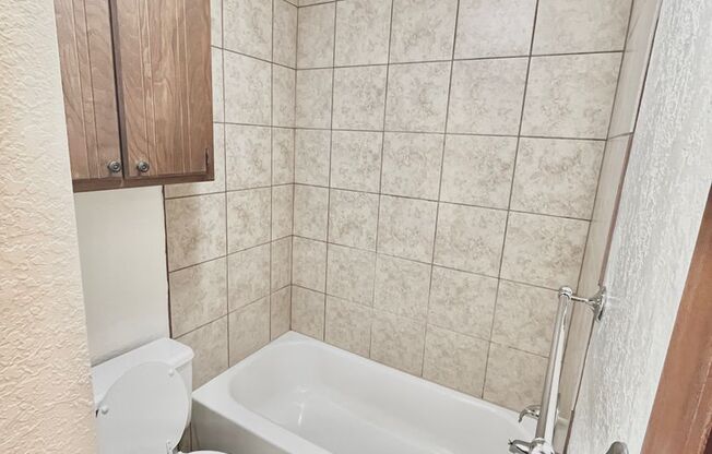 2 beds, 1 bath, 850 sqft, $825, Unit 11B