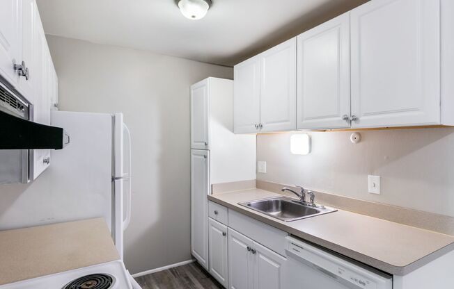 2 beds, 1 bath, 938 sqft, $1,400, Unit 21880 Coolidge - 203