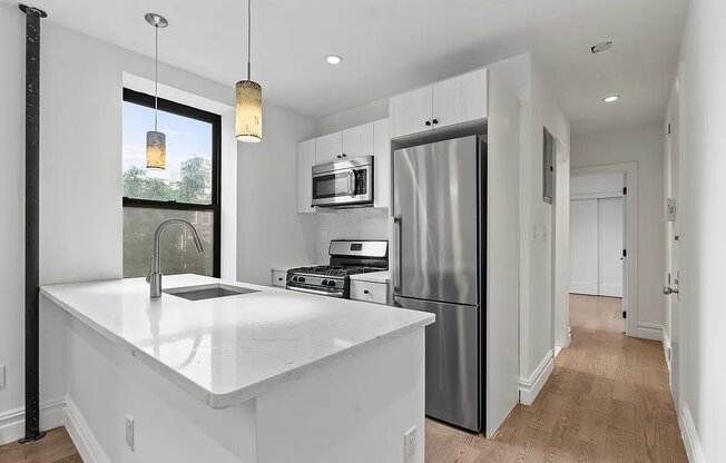 152 THOMPSON ST