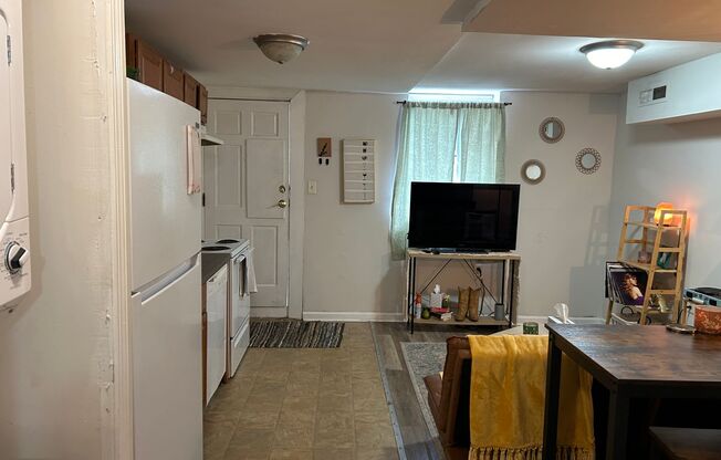 2 beds, 1 bath, $1,700, Unit B