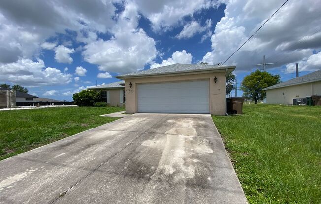 $500 off first month Move In Specials for this  Charming  3-Bedroom 2 bath  Home with Spacious Lanai !!