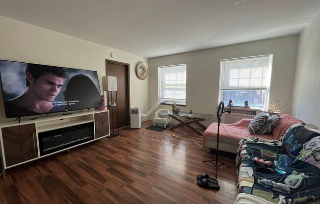 2 beds, 1 bath, $1,295, Unit 2