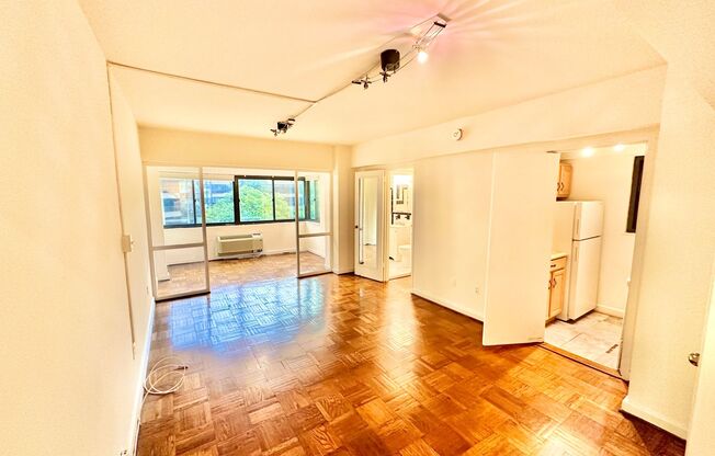 Foggy Bottom Spacious Studio w/Solarium Close to GWU, World Bank, GW Hospital