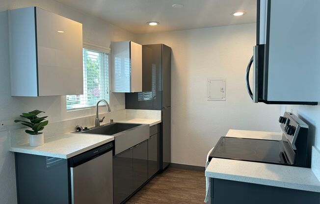 2 beds, 1 bath, 920 sqft, $3,070, Unit D057