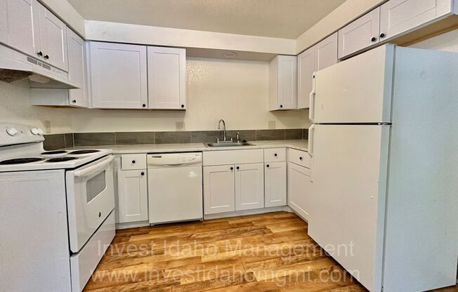 2 beds, 1 bath, 800 sqft, $1,195