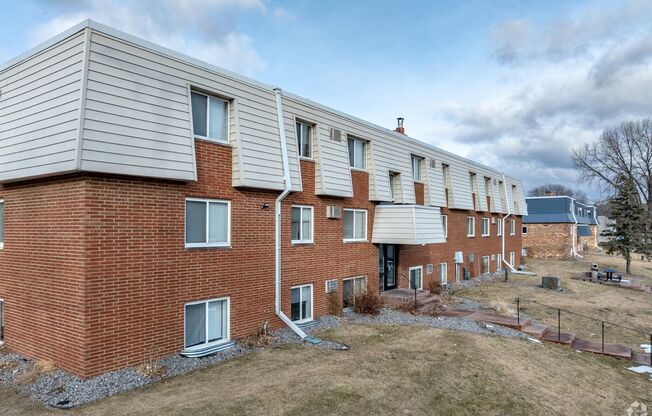 2 beds, 1 bath, 750 sqft, $1,349, Unit 1624-2B