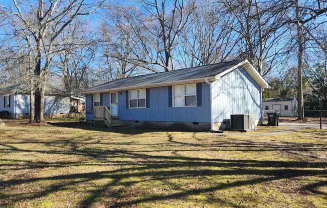 Simpsonville - Downtown - Conveniently Located 3 BR/2 BA Home with Large Yard - Minutes from the Clock Tower, Vaughn's and the Ice Cream Station!