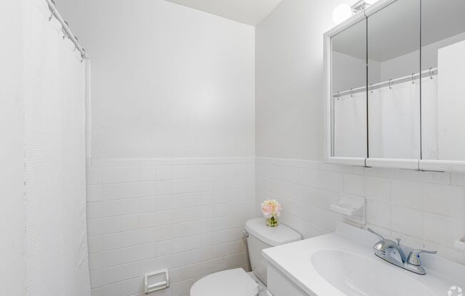 2 beds, 1 bath, 925 sqft, $1,419, Unit J01