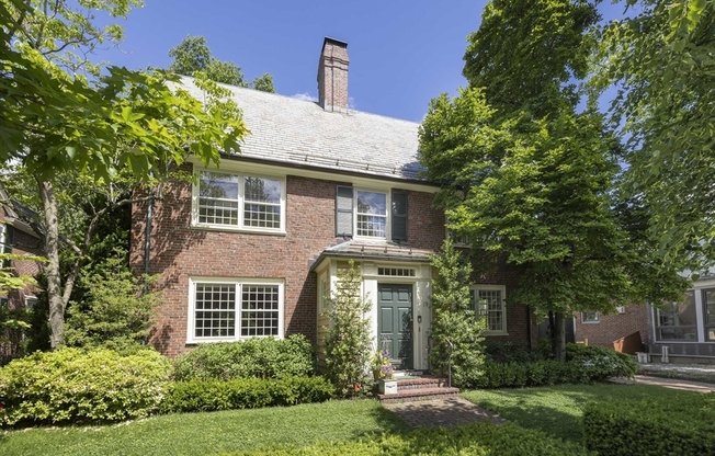 19 GRAY GDNS E