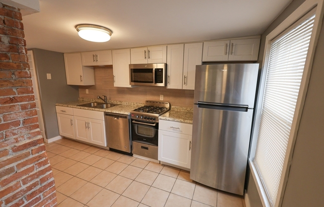 1 bed, 1 bath, 700 sqft, $1,750, Unit 2R