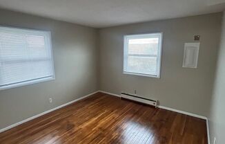 2 beds, 1 bath, $975, Unit Apt 3