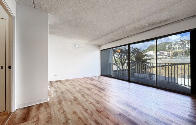 Honolulu Studio with Central A/C and Assigned Parking