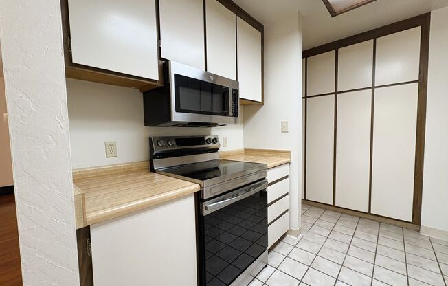 2 beds, 2 baths, $3,400, Unit # 209