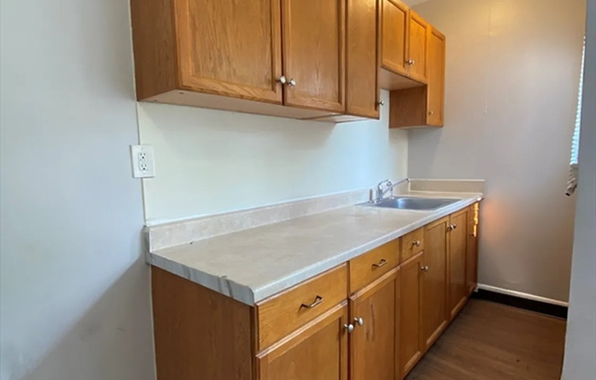 2 beds, 1 bath, $2,600, Unit 4