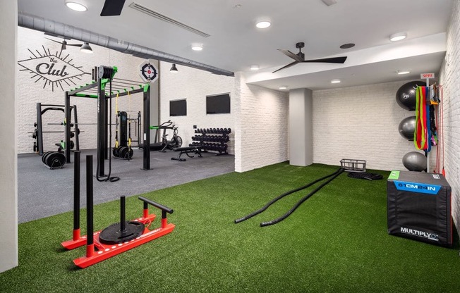 this is a photo of the gym at harvard square apartments in dallas, tx