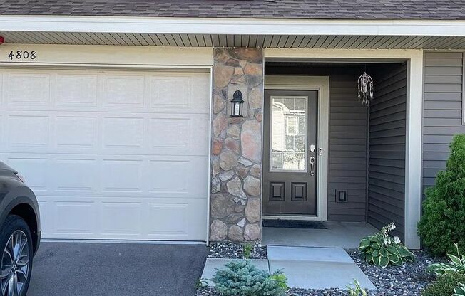 Awesome woodbury townhouse available!