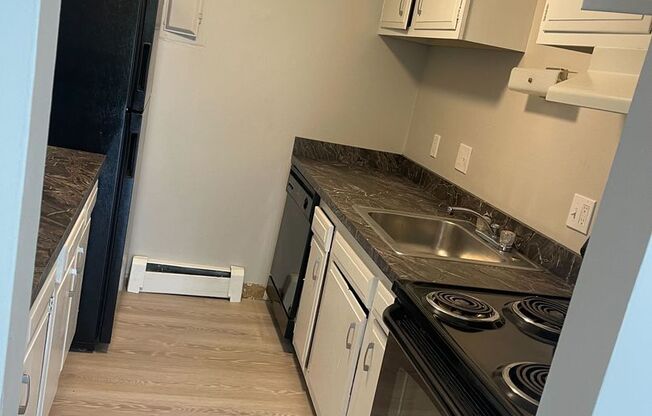 3 beds, 1.5 baths, 875 sqft, $1,295, Unit C11