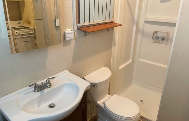 Studio, 1 bath, $795, Unit 1810.5 F St