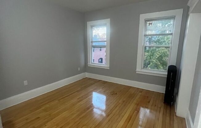 4 beds, 1 bath, $2,000, Unit 155 Belmont Unit #2R