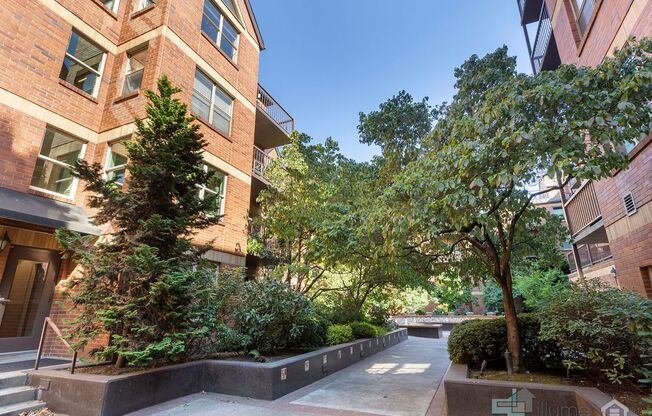 University Park 2 Bd/1 Bth With Fitness Center and Designated Parking Spot!