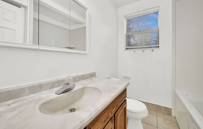 2 beds, 1 bath, 900 sqft, $1,200, Unit P-2