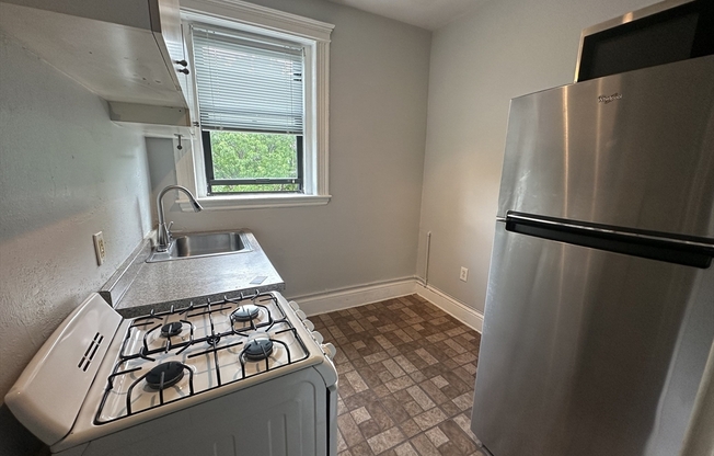 2 beds, 1 bath, 585 sqft, $3,200, Unit 124