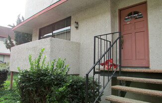 3bed/2.5 baths Spacious/Private townhome on quiet street--Like a Home! Almost 1800sq ft!