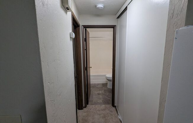 1 bed, 1 bath, 640 sqft, $1,050, Unit 43