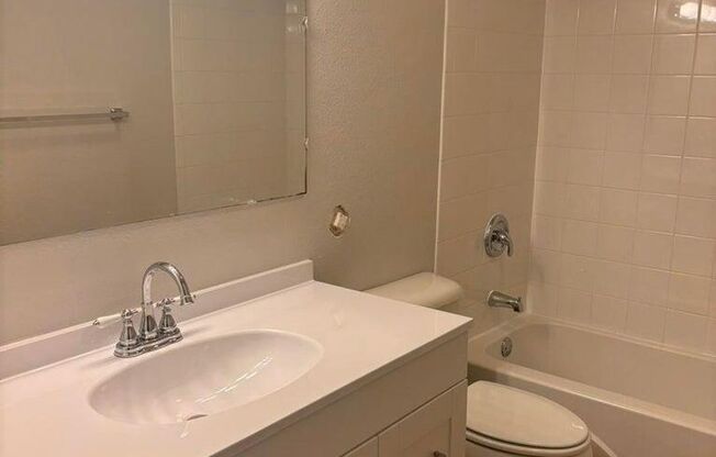 2 beds, 1 bath, 820 sqft, $1,575, Unit Unit 12