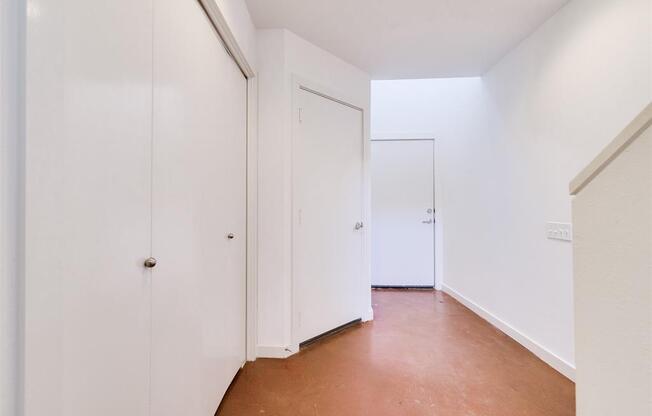 21 N ENNIS ST