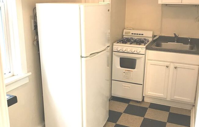 Studio, 1 bath, $795, Unit 33