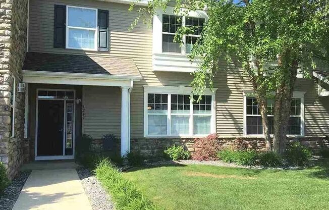 SPARKLING SPACIOUS TOWNHOME MINUTES FROM TOWN AND SHOPPING