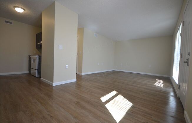 3 beds, 1 bath, 850 sqft, $695, Unit 10