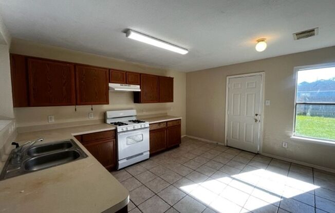 For Lease | 3 Bed, 2.5 Bath |1,480.00 Sq Ft | Kenswick Forest |