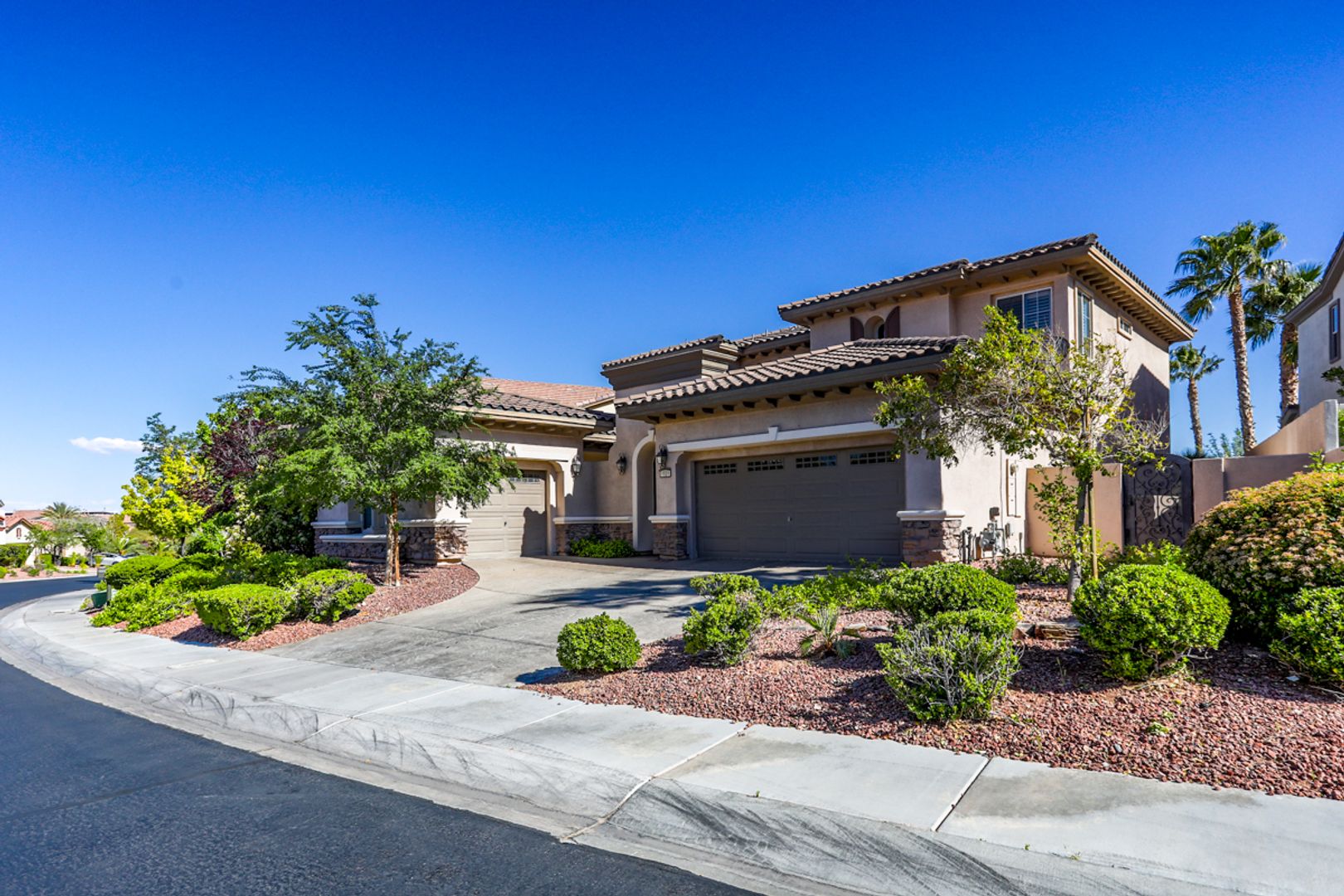 Red Rock Country Club Beauty W/ 4 Beds, Pool and Spa