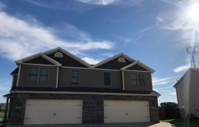 Recently built 3-bed, 2.5-bath home available for August!
