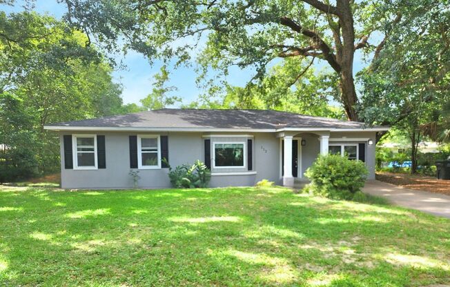 Stunning 4/2 Redecorated Home Close to I-110!