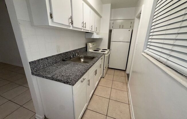 $995 Deposit w/ approved credit on this Great Neighborhood and Location - WASHER and DRYER IN UNIT!