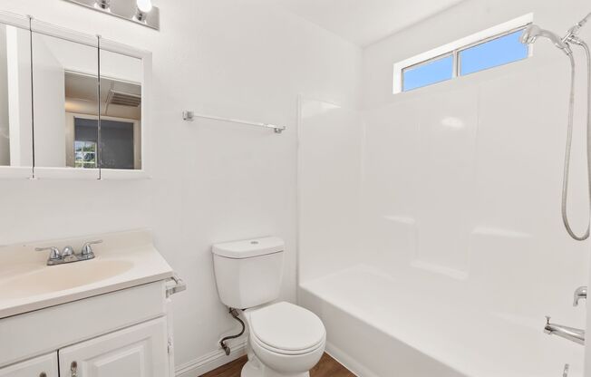 Updated 1BD/1BA Apartment in well maintained Complex in Sylmar.