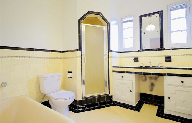 1055 S CRES HTS BLVD