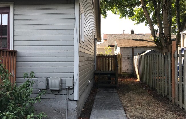 2x2 with Loft! Walk to Harney Elementary! Easy Freeway Access!