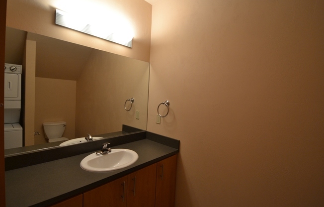 2 beds, 1.5 baths, 879 sqft, $1,900, Unit 09