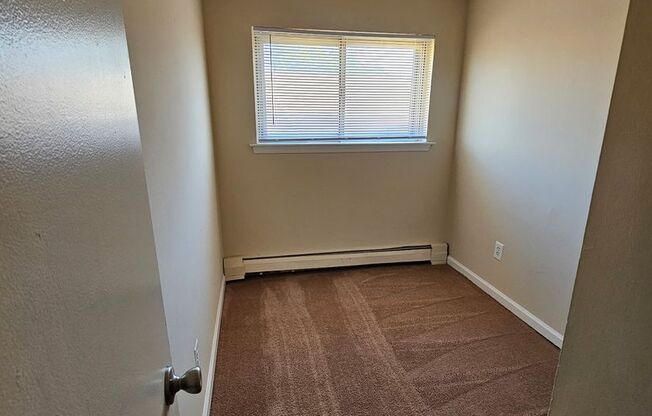 1 bed, 1 bath, 725 sqft, $1,325, Unit H09