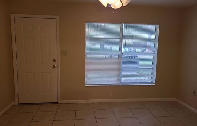2 beds, 1 bath, 868 sqft, $1,100, Unit 4018 NE 1 TER