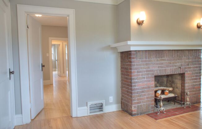 Rare quality UWM Flat , Walk to Campus!